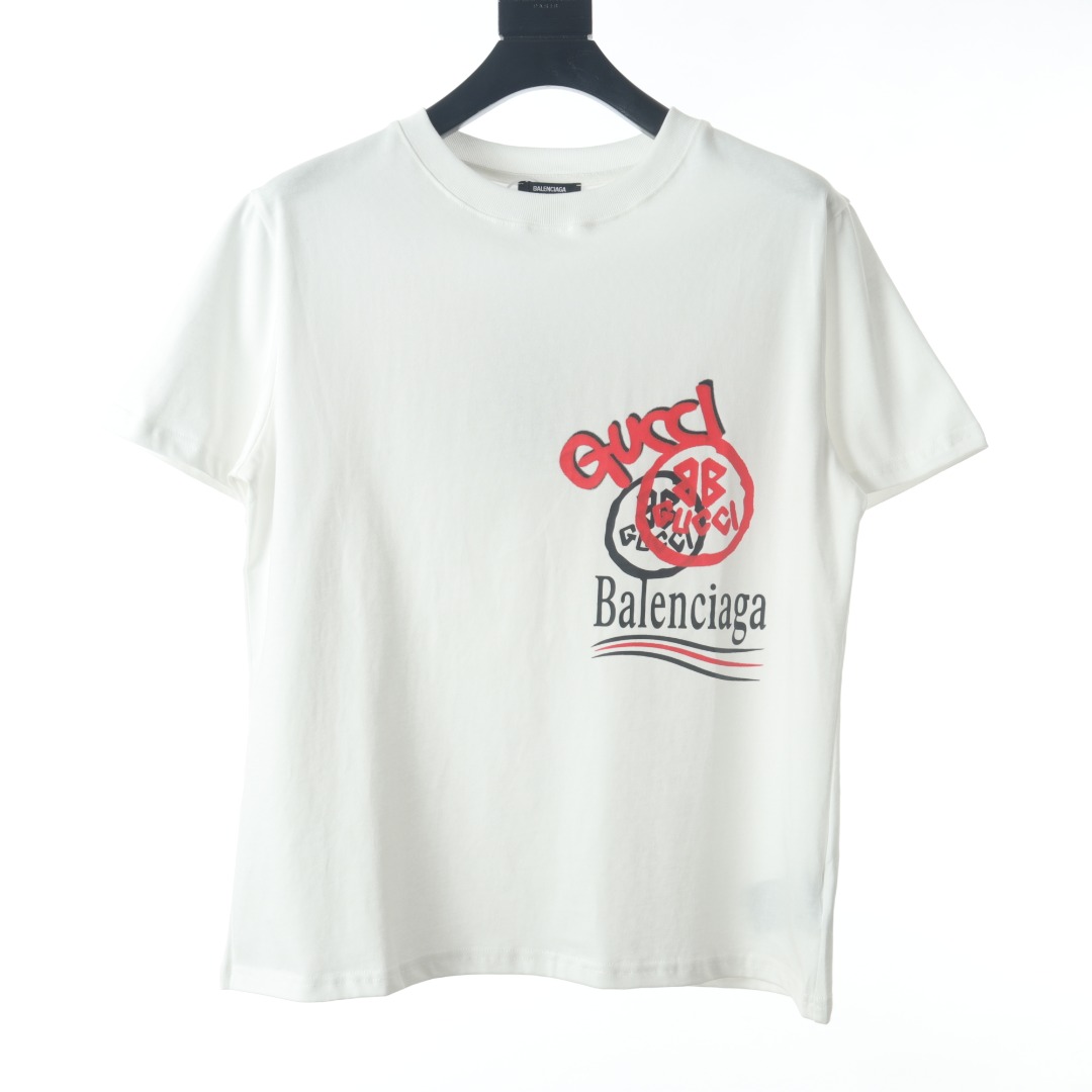 olcsón Gucci x Balenciaga joint red and white letter graffiti cola print  short-sleeved T-shirt eladó Üzlet utánzat budapest replika » Gucci szandál  webáruház Stone Island hungary Kenzo márkák Christian Louboutin női